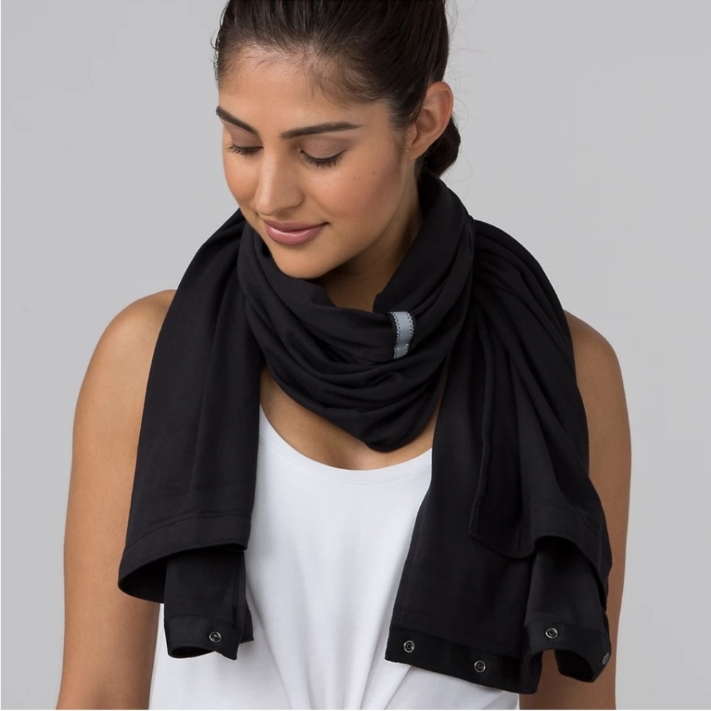 Lululemon Vinyasa Black Convertible Snap Scarf